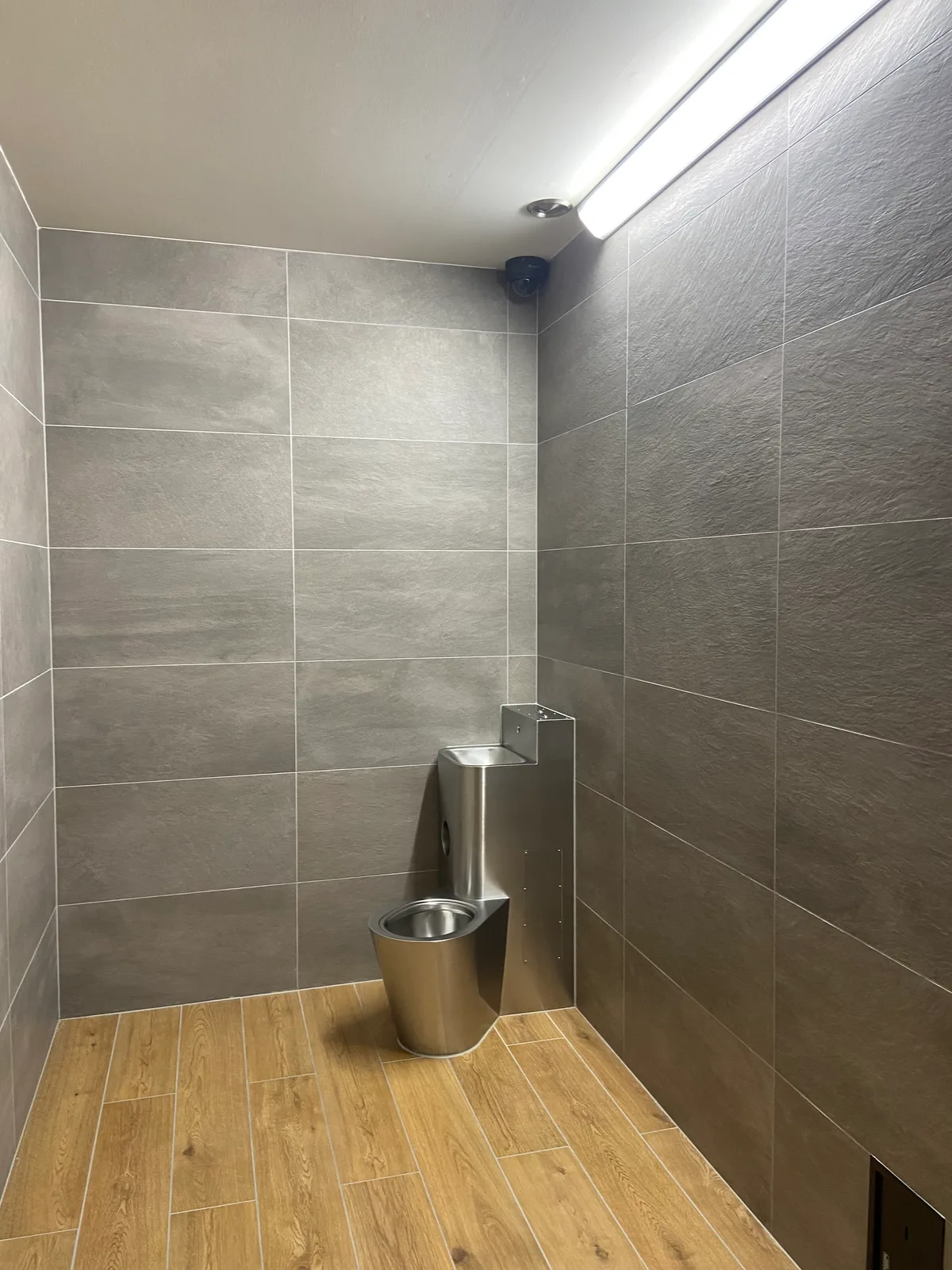 Diese WC-Anlage gilt als hochsicher. Ein Patient hat auch nicht die Möglichkeit, die Zelle mit Wasser zu fluten. Eine Toilette in einer Isolationszelle.